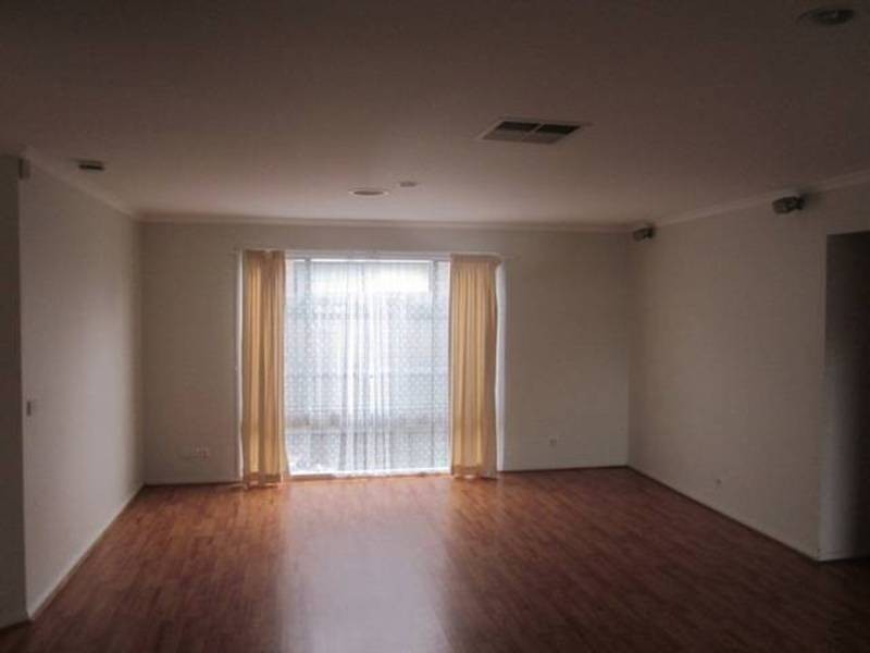 4 ALBERTON AVENUE, Roxburgh Park VIC 3064