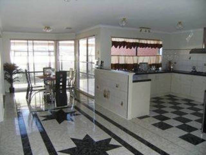 21  Masters Circuit, Roxburgh Park VIC 3064