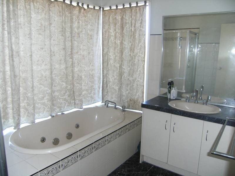 21  Masters Circuit, Roxburgh Park VIC 3064