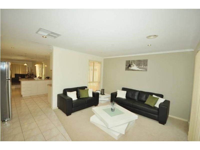 11 Limpopa Square, Roxburgh Park VIC 3064