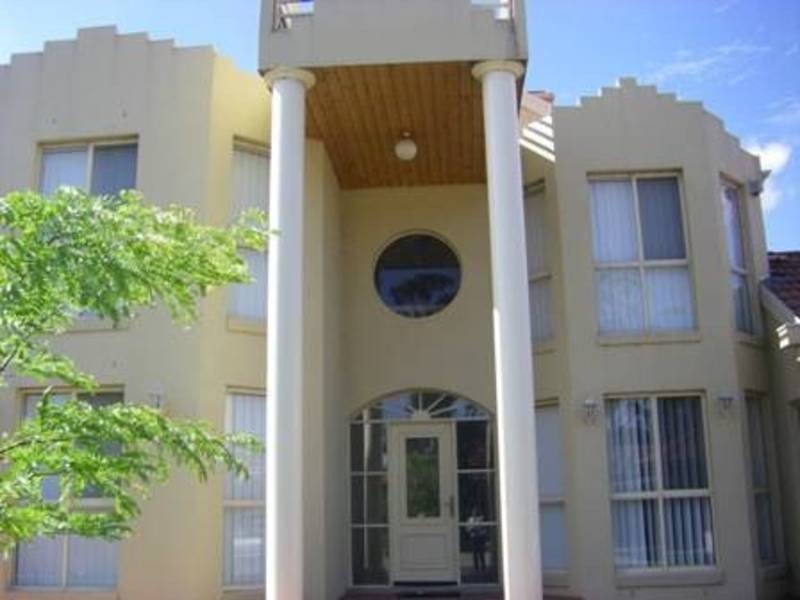 4 Bonney Place, Roxburgh Park VIC 3064