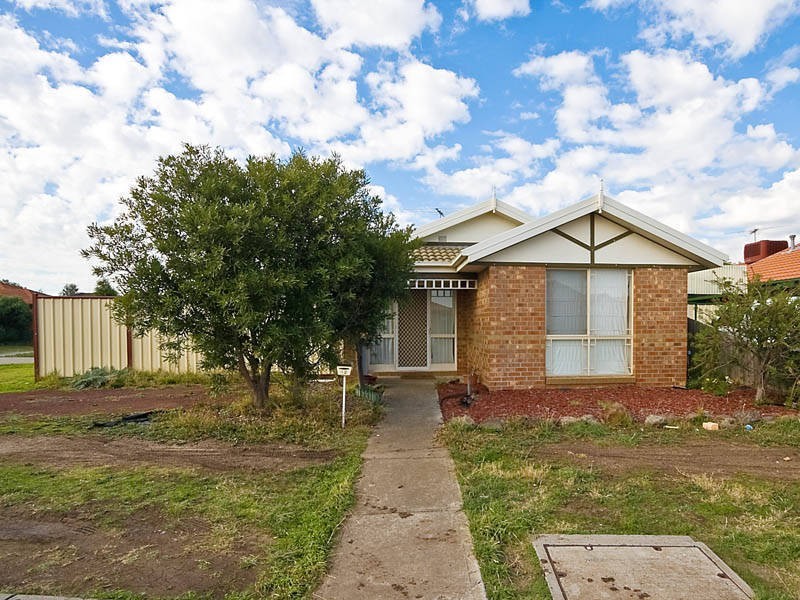 12 Benaud Close, Meadow Heights VIC 3048