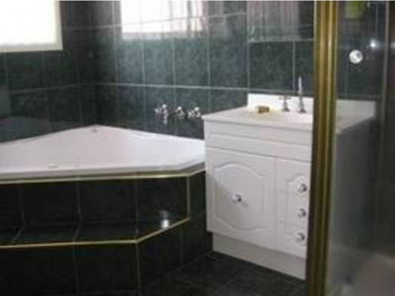 4 Bonney Place, Roxburgh Park VIC 3064