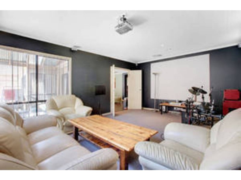 6 Wild Crescent, Roxburgh Park VIC 3064