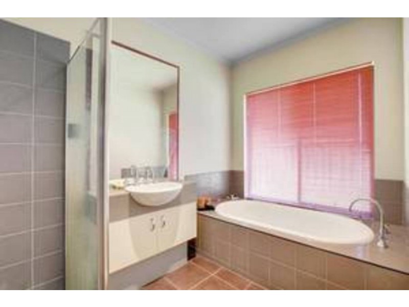 6 Wild Crescent, Roxburgh Park VIC 3064