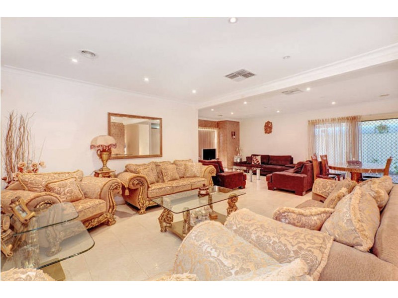 114 Rossiter Avenue, Roxburgh Park VIC 3064