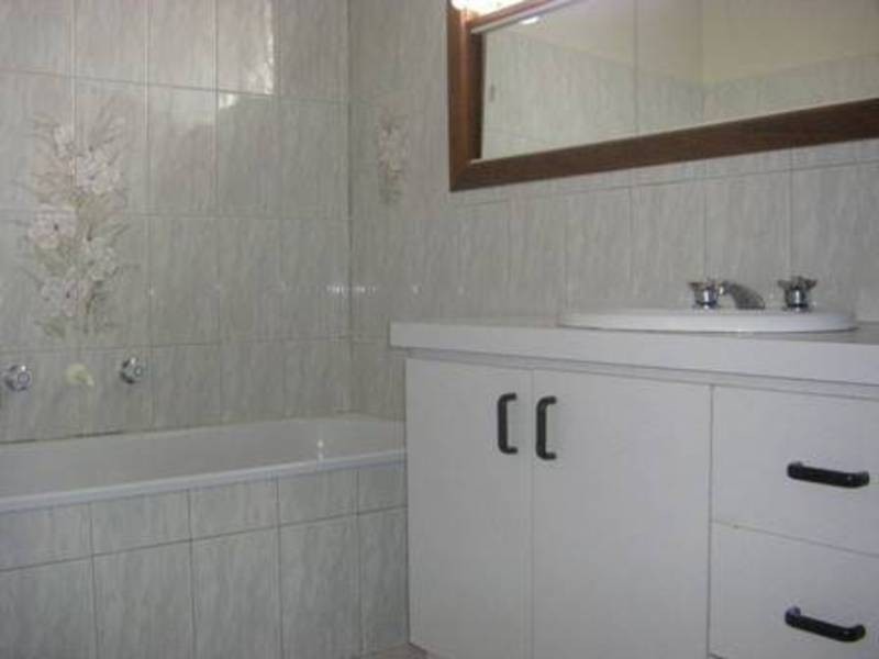 29 Bicentennial Crescent, Meadow Heights VIC 3048