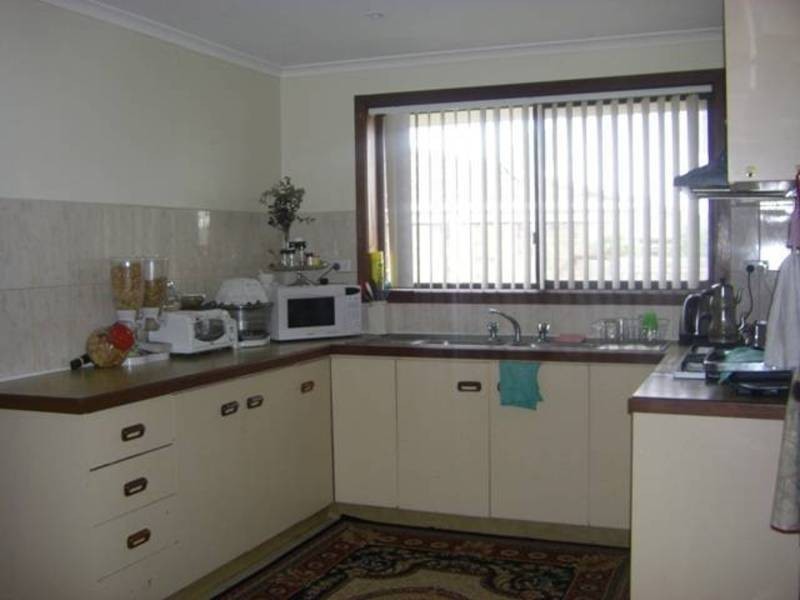 2/8  Bond Court, Meadow Heights VIC 3048