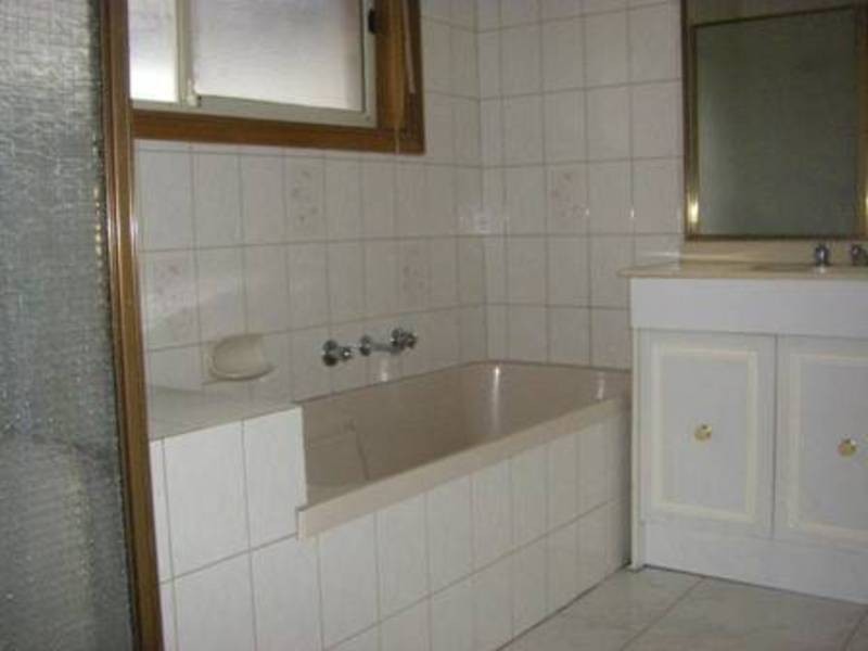 8 Buxton Cout, Meadow Heights VIC 3048