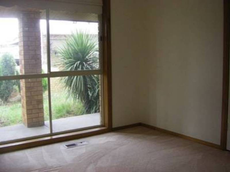 8 Buxton Cout, Meadow Heights VIC 3048