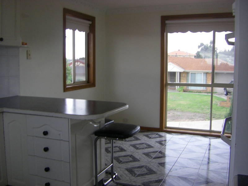 8 Buxton Cout, Meadow Heights VIC 3048