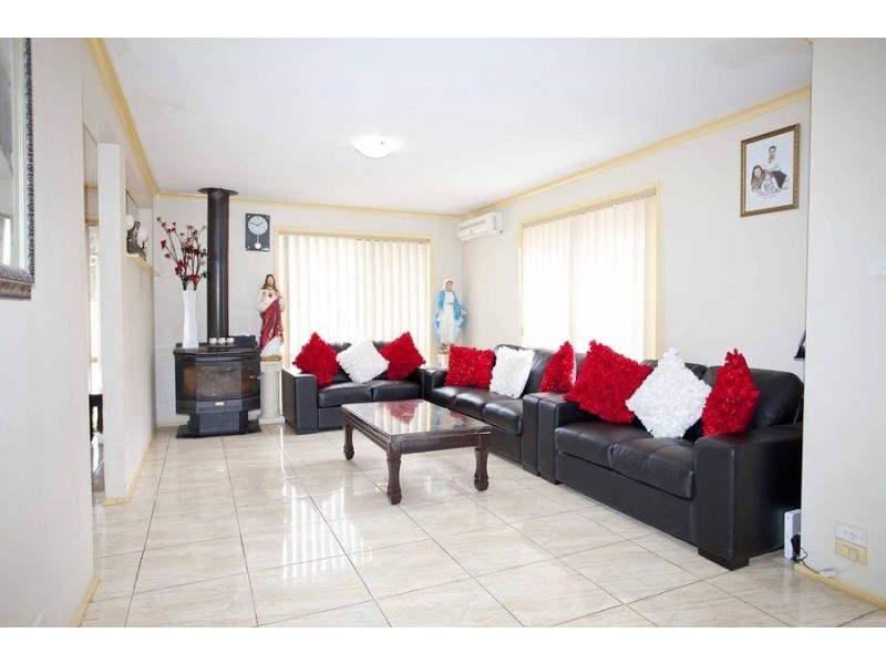 8 Themeda Court, Meadow Heights VIC 3048