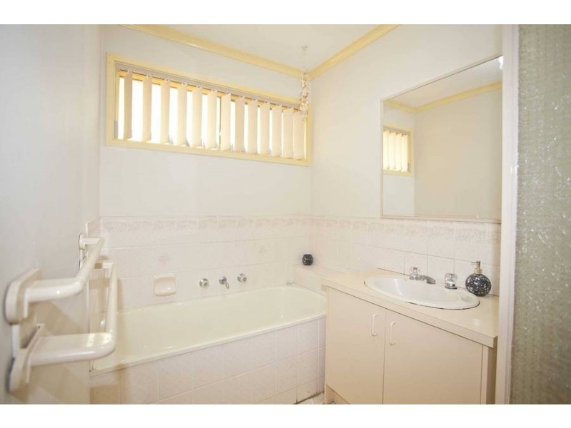 8 Themeda Court, Meadow Heights VIC 3048