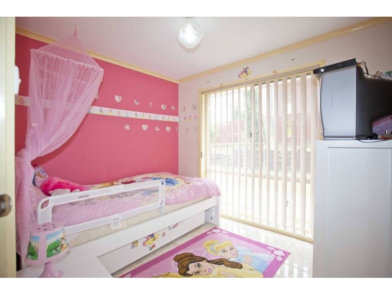 8 Themeda Court, Meadow Heights VIC 3048