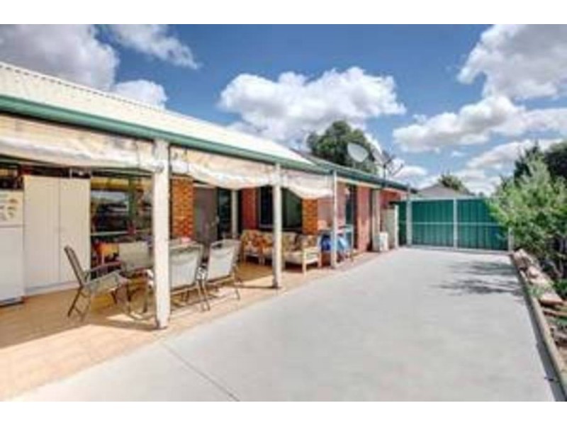 6 Wintle Close, Roxburgh Park VIC 3064