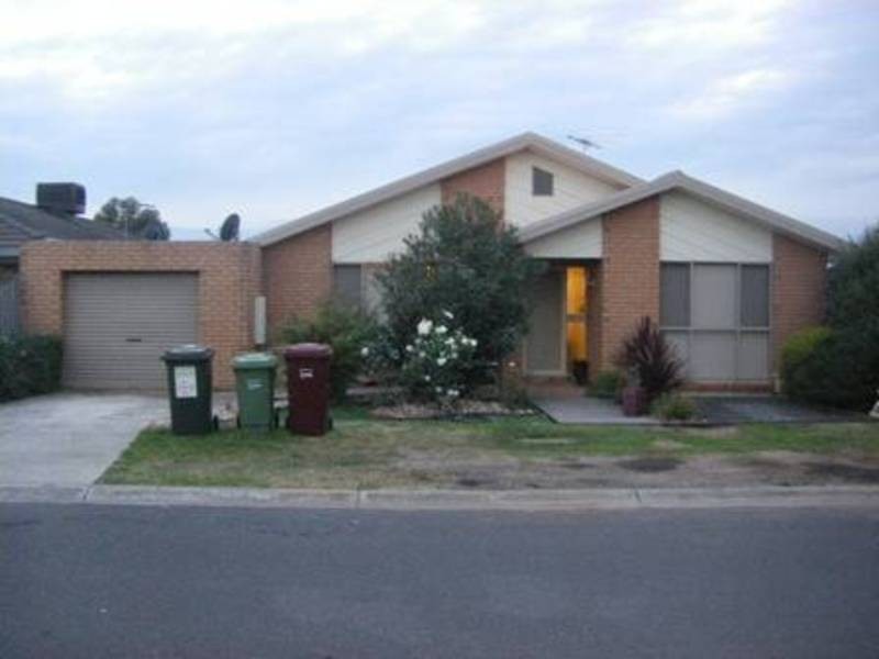 2 Landles Rise, Roxburgh Park VIC 3064