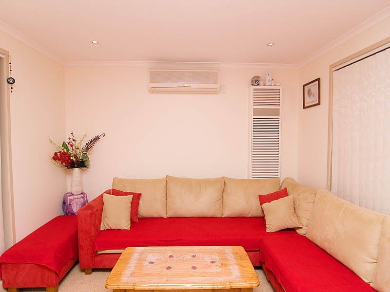 12 Hawker Ave, Roxburgh Park VIC 3064