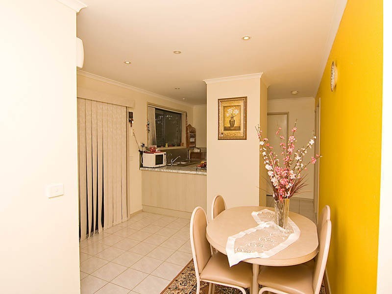 12 Hawker Ave, Roxburgh Park VIC 3064
