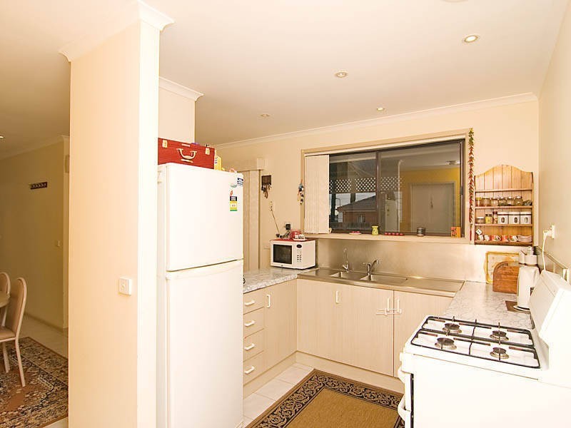 12 Hawker Ave, Roxburgh Park VIC 3064