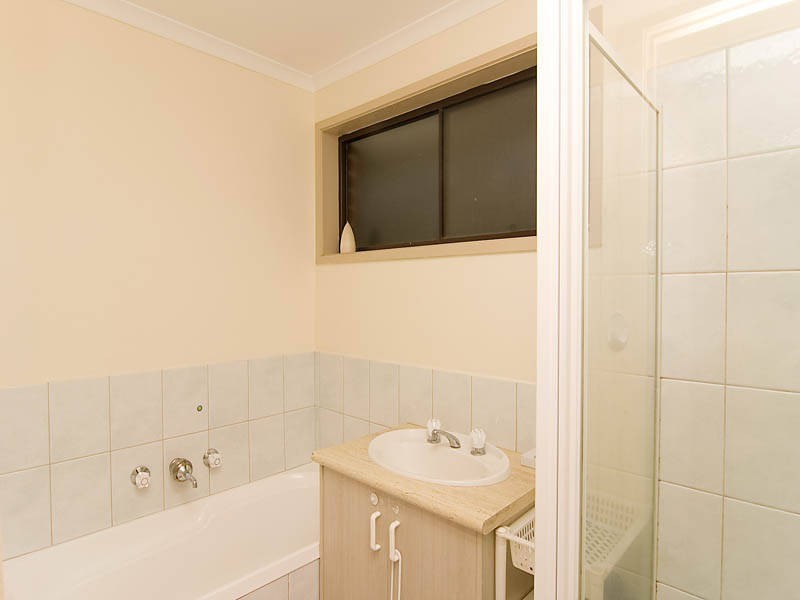 12 Hawker Ave, Roxburgh Park VIC 3064