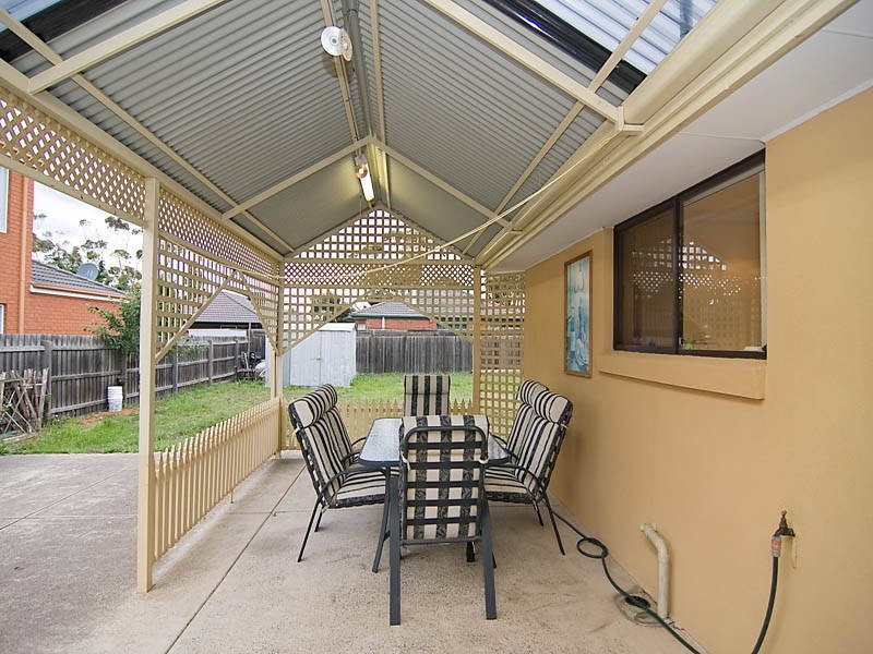 12 Hawker Ave, Roxburgh Park VIC 3064
