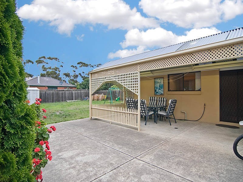 12 Hawker Ave, Roxburgh Park VIC 3064