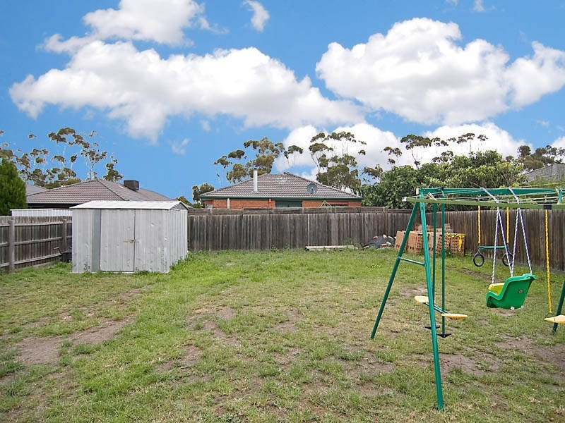 12 Hawker Ave, Roxburgh Park VIC 3064