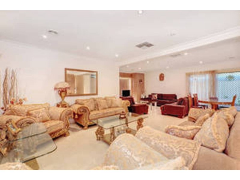 114 Rossiter Avenue, Roxburgh Park VIC 3064