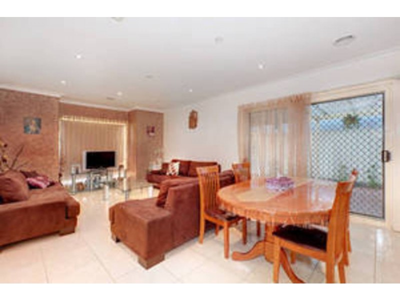 114 Rossiter Avenue, Roxburgh Park VIC 3064