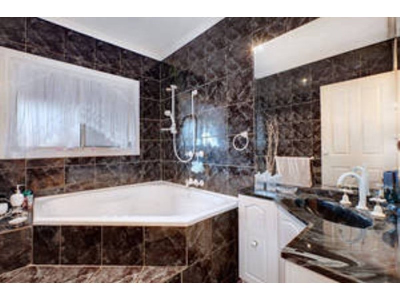 114 Rossiter Avenue, Roxburgh Park VIC 3064