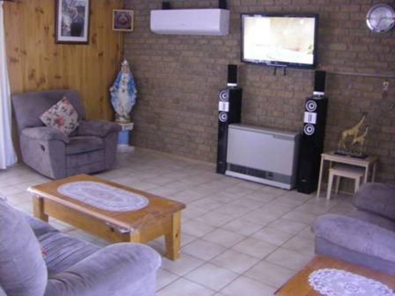 5 Joel Place, Gladstone Park VIC 3043