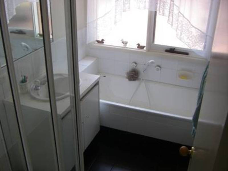 5 Joel Place, Gladstone Park VIC 3043