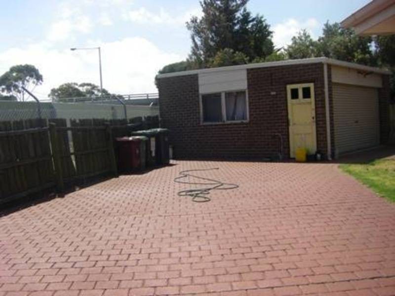 5 Joel Place, Gladstone Park VIC 3043