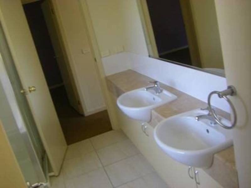 5/32 Papworth Place, Meadow Heights VIC 3048