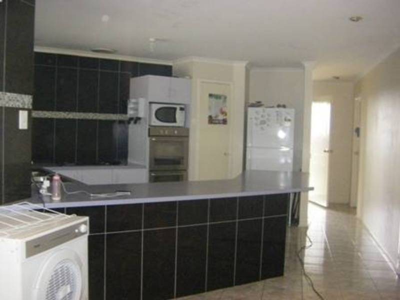 34 Ravenhill Boulevard, Roxburgh Park VIC 3064