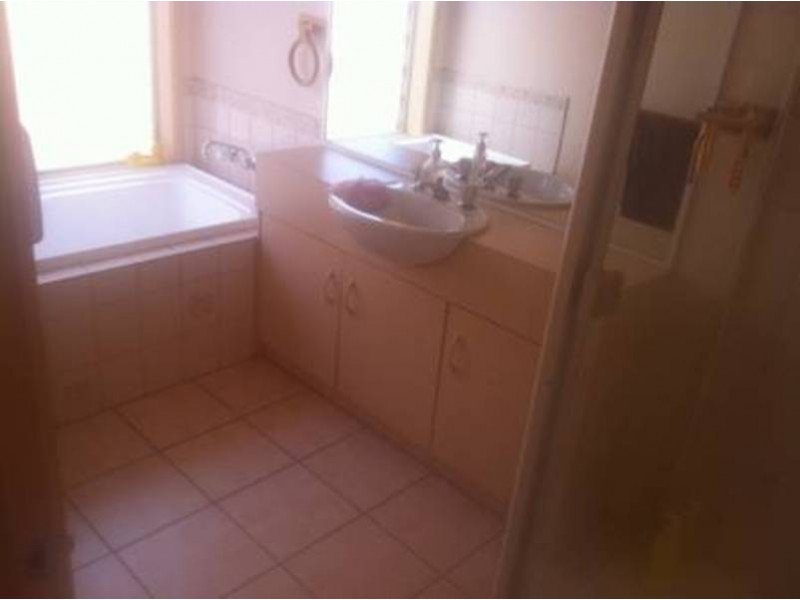 33 Rostron Way, Roxburgh Park VIC 3064