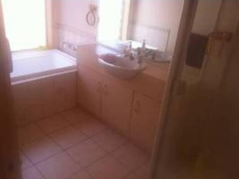 33 Rostron Way, Roxburgh Park VIC 3064