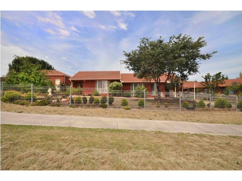 15 Peppermint Grove, Meadow Heights VIC 3048