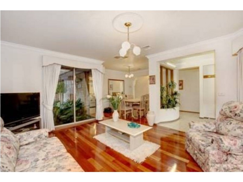 4 Weir Court, Roxburgh Park VIC 3064