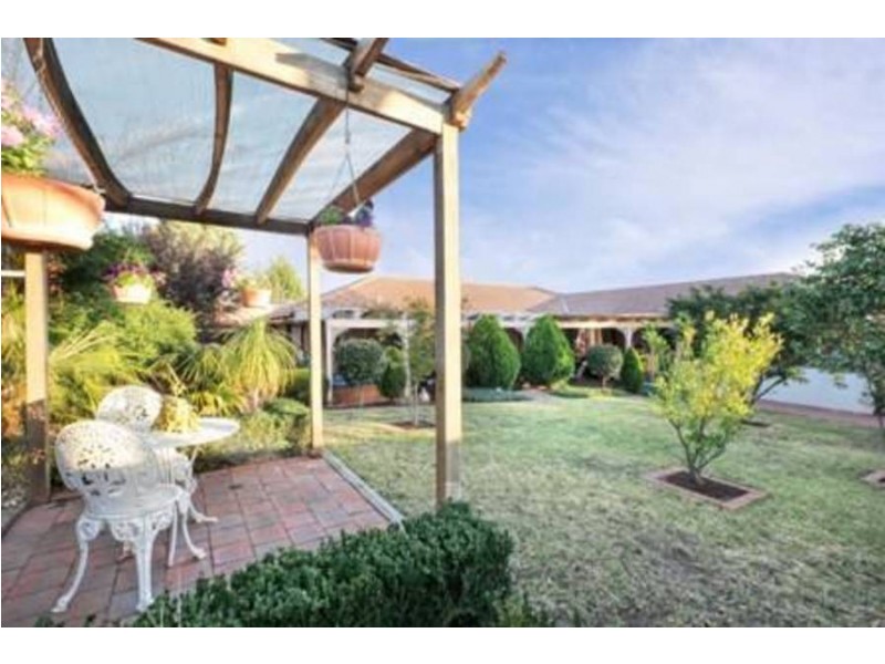 4 Weir Court, Roxburgh Park VIC 3064