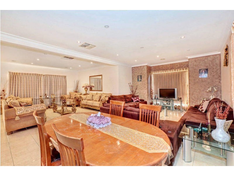 114 Rossiter Avenue, Roxburgh Park VIC 3064