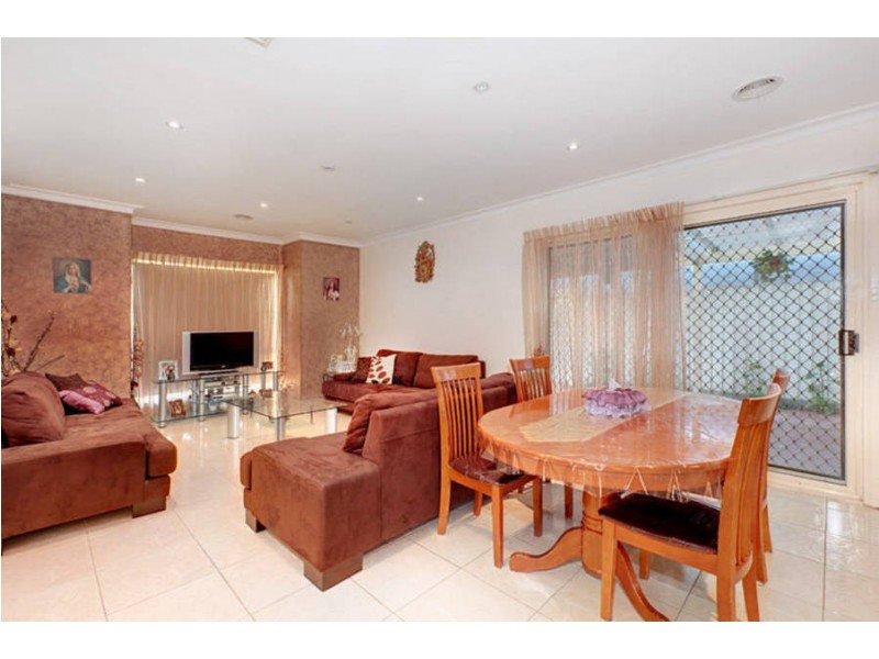 114 Rossiter Avenue, Roxburgh Park VIC 3064