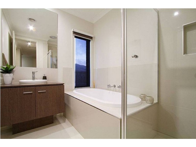 20 Moffat Drive, Lalor VIC 3075