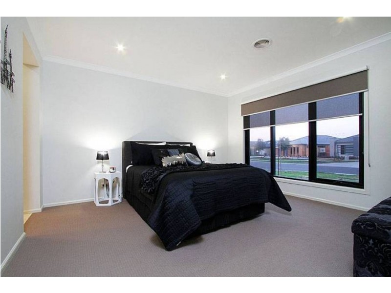 20 Moffat Drive, Lalor VIC 3075