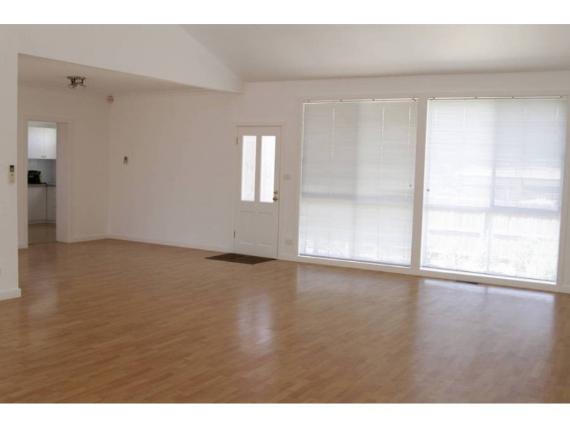 17 Moore Crescent, Reservoir VIC 3073