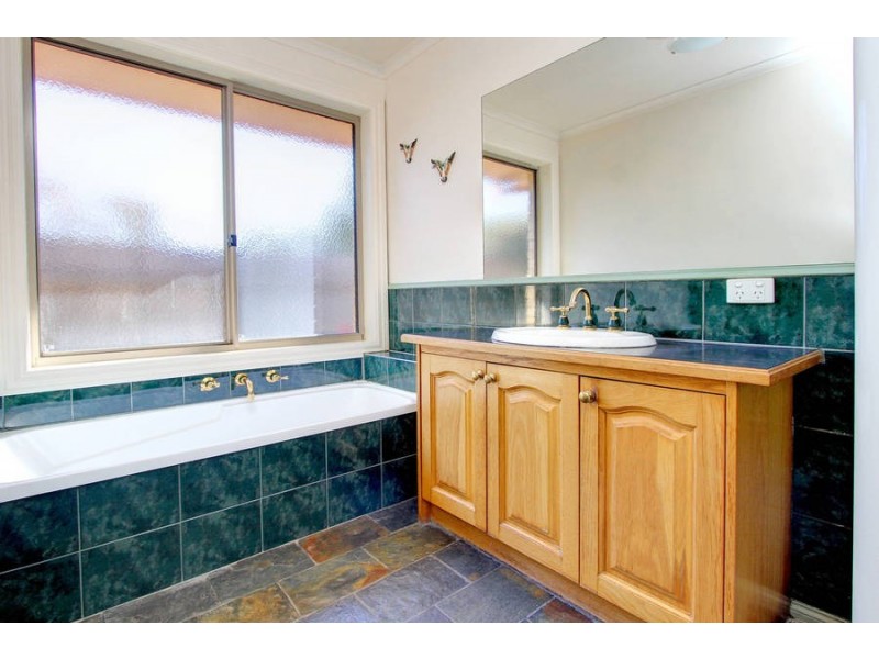 4 Golf Course Circle, Safety Beach VIC 3936