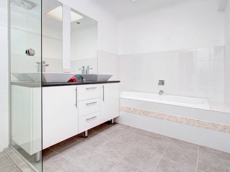 16 Hayes Avenue, Rosebud VIC 3939