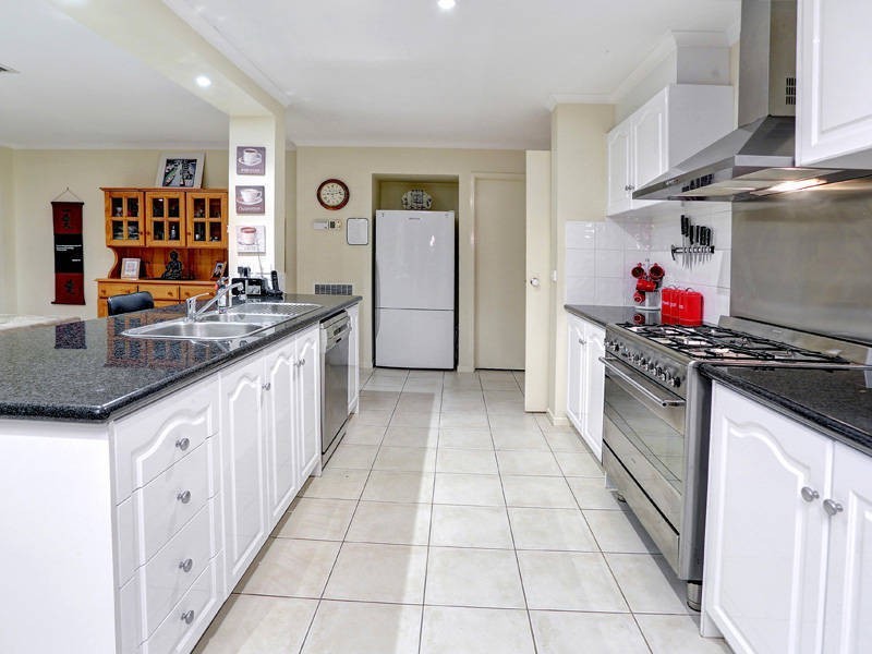 24 Lakeside Court, Safety Beach VIC 3936