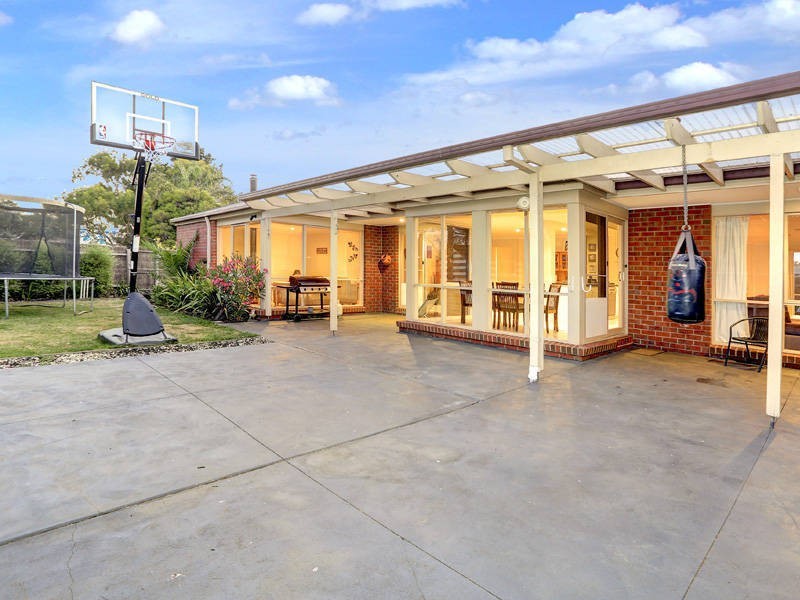 24 Lakeside Court, Safety Beach VIC 3936