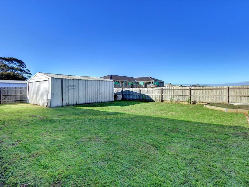 97 Cootamundra Ave, Rosebud West VIC 3940